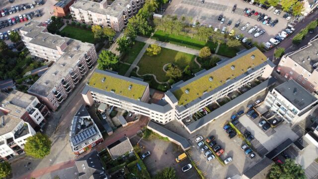 Dit groendak in Oss hebben we onlangs gerealiseerd in opdracht van @brabantwonen in samenwerking met @sempergreen en @soprema_nederland.

Naast het groendak hebben we een nieuwe dakconstructie met dakbedekking en isolatie aangebracht. 

Bij ons vindt je beide disciplines onder één dak!